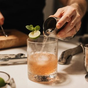 הכנת קוקטייל מאי טאי